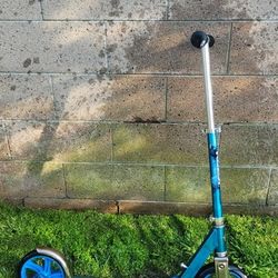 Blue Razor scooter 