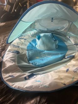 Baby splash pool with shade