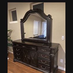 Dresser With Mirror