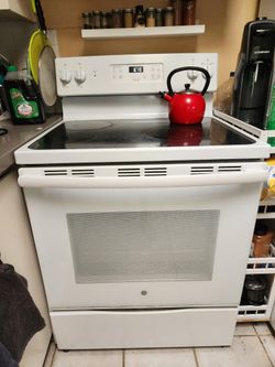 GE 30" Free-Standing Electric Range