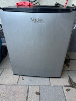 Whirlpool WH27S1E , 2.7 cubic-foot minifridge