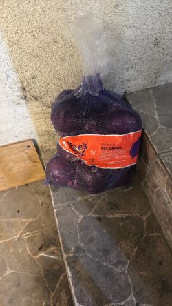 Tengo cebolla morada en venta son 10 libras la bolsa a 10 cada una