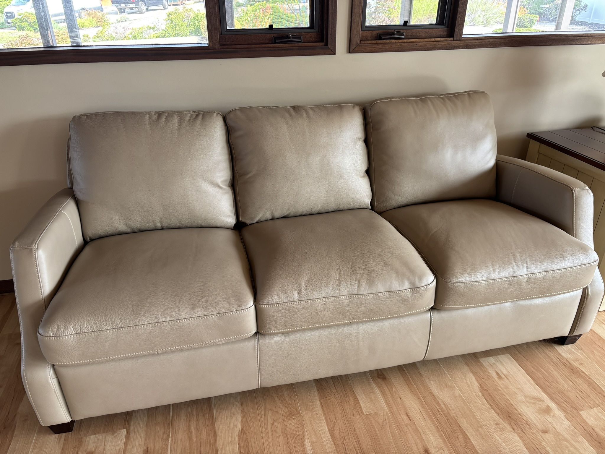 Leather Sofa – Great Condition, 3-Seater (Jordan’s Furniture)