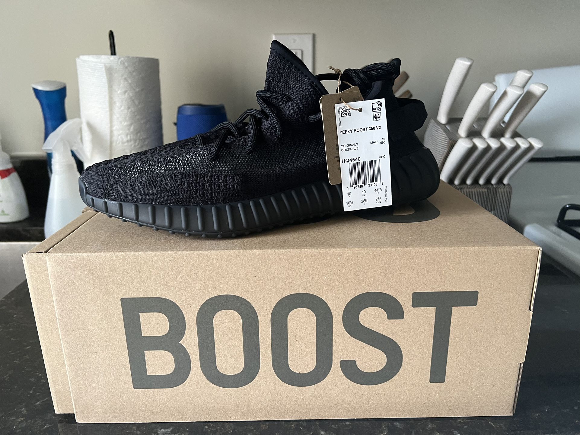 *NEW* Yeezy Boost 350 V2 ONYX size 10.5