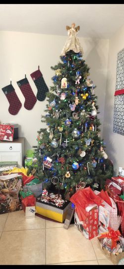 Home Accents Holiday 7.5 ft Wesley Spruce Pre-Lit Color-Changing LED Christmas Tree