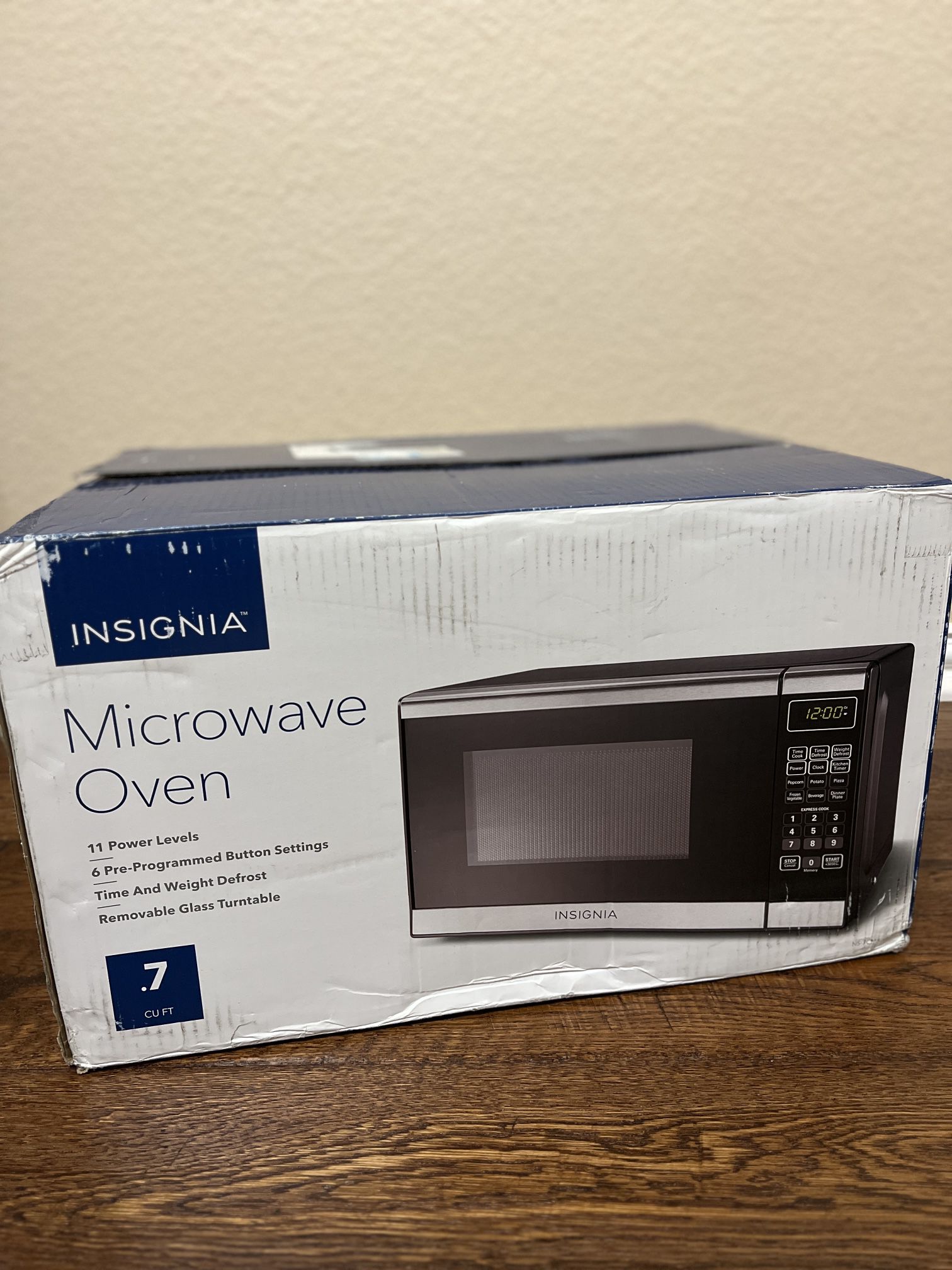 INSIGNIA - 0.7 Cu Ft - 700 W Microwave Oven- Black And Silver- Like New for  Sale in Flower Mound, TX - OfferUp