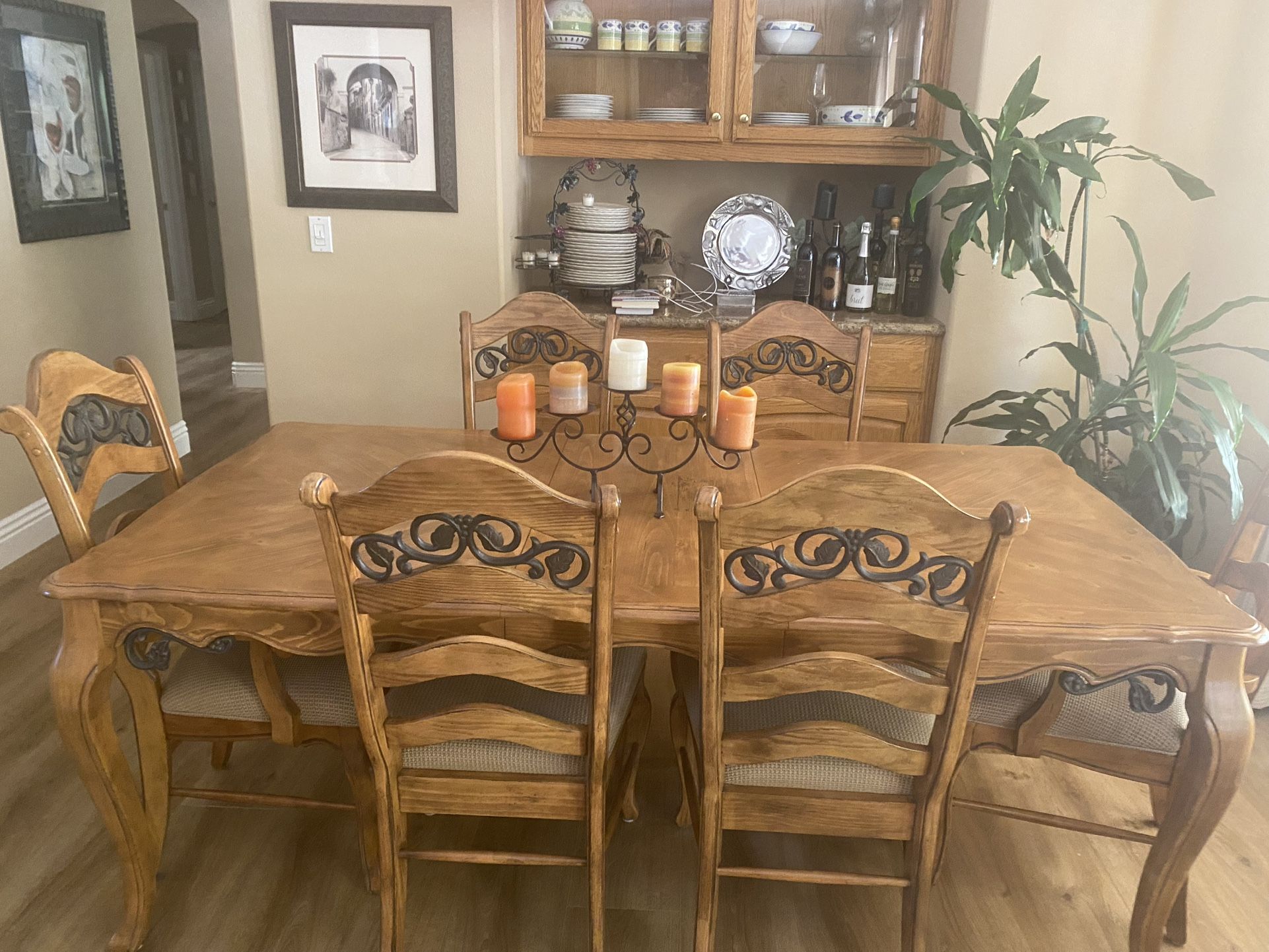 Dining table And 6 Chairs