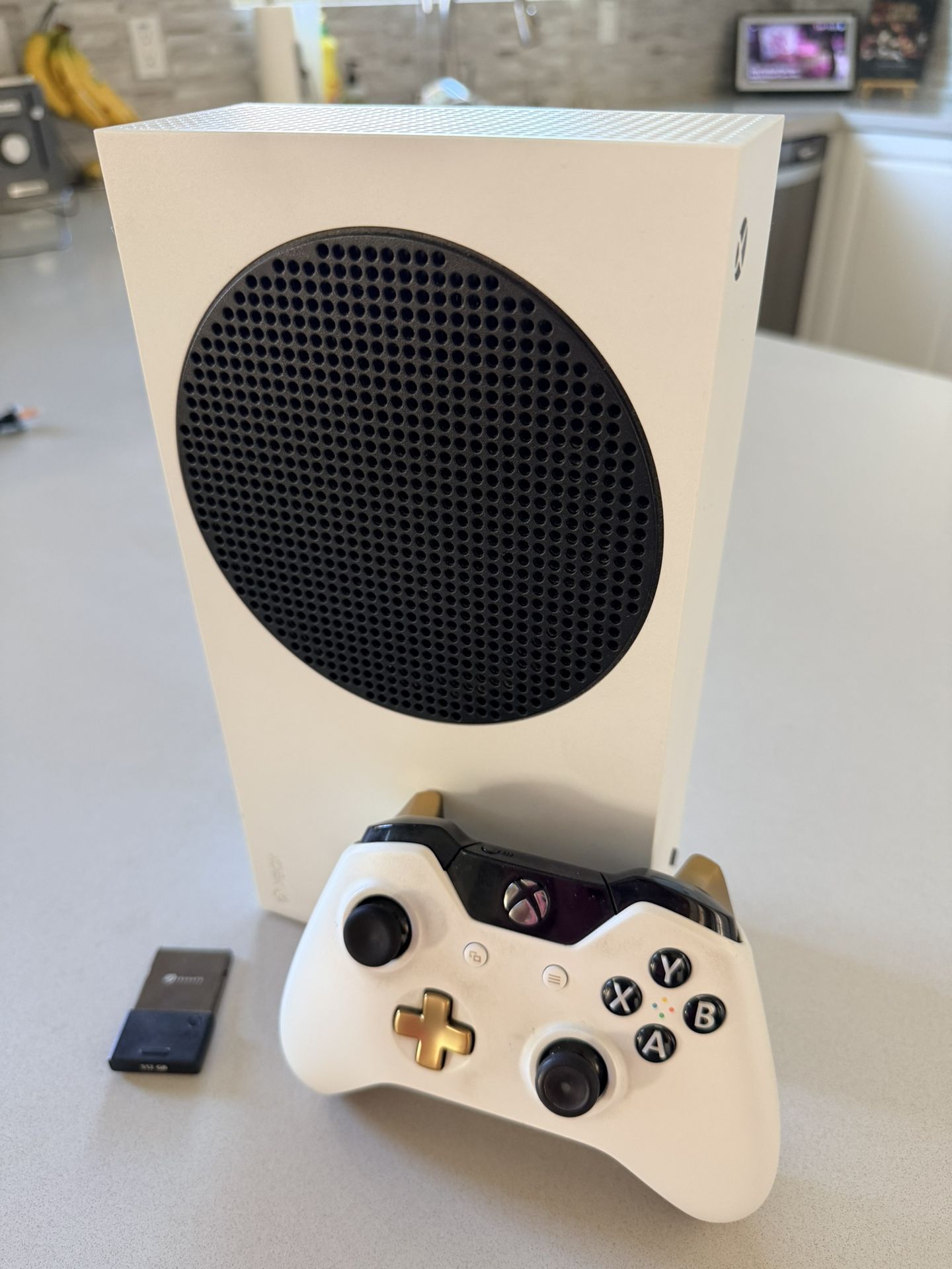 Xbox Series S 512 GB with Controller + Expansion Card