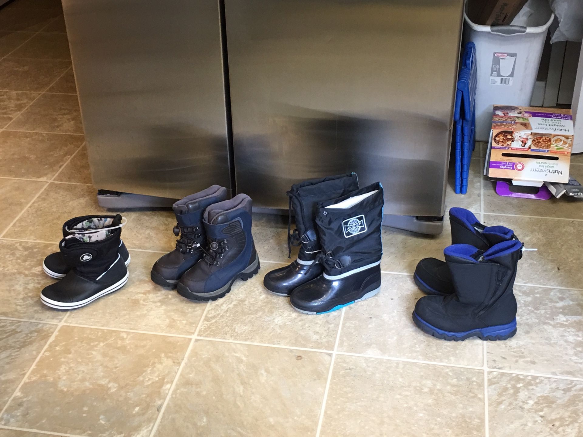 Boys size 13 snow winter boots 👢