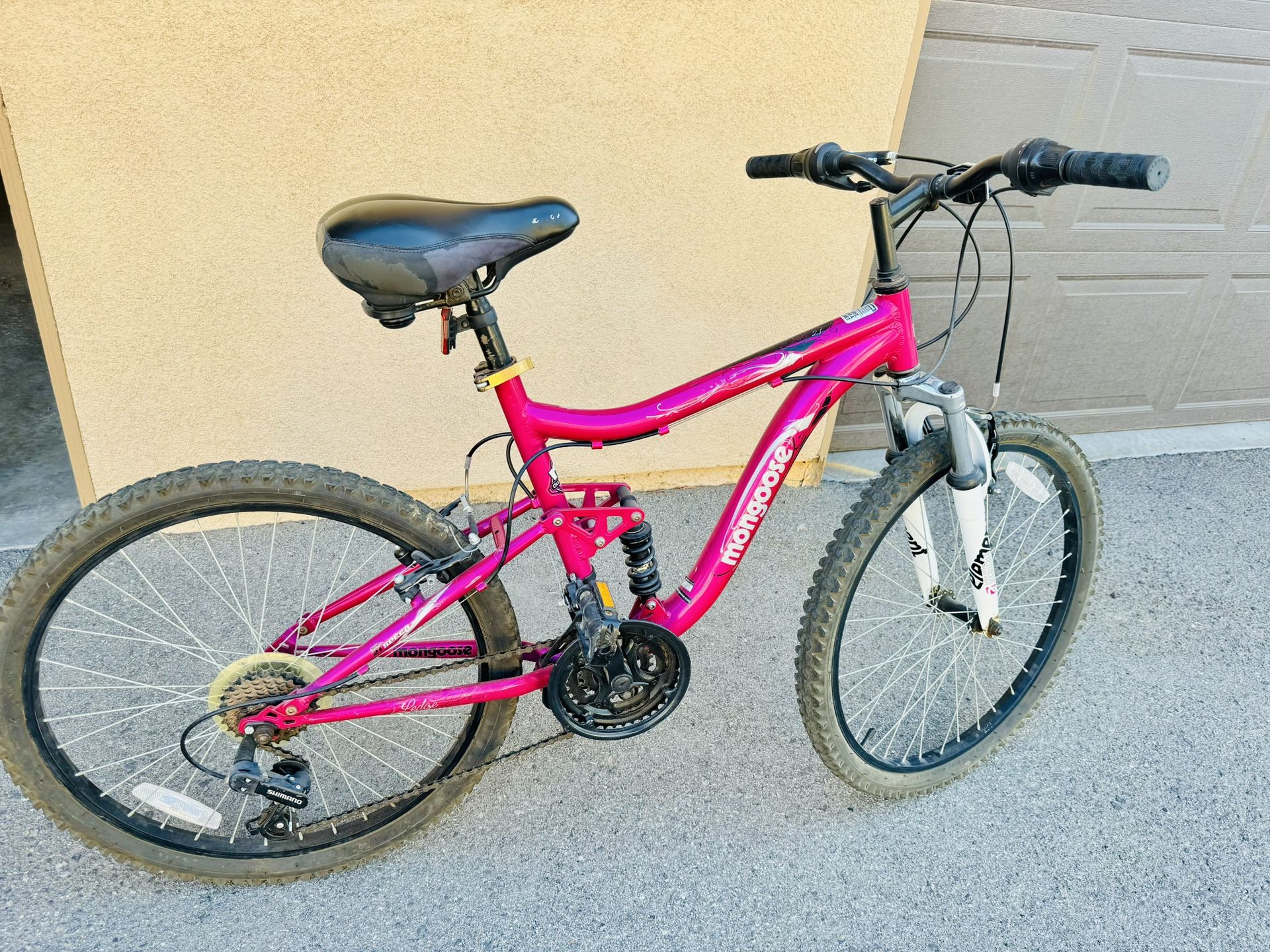 Mongoose Pink Ladies Mountain Bike Mongoose 24 Inch Ledge Girls