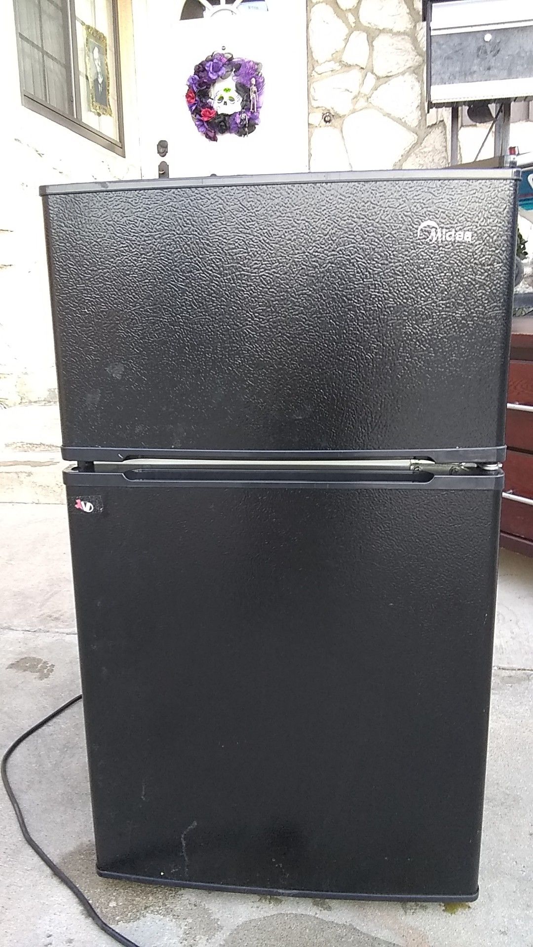 Mini refrigerator Midea 3.1 cu. Ft. Casi nuevouy limpio.