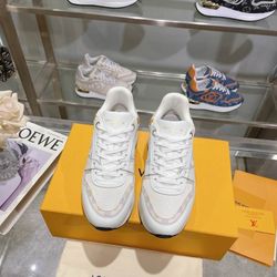 Men's pink sports shoes