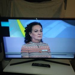 Samsung Smart TV 40 Inches 1080p HD Full LED Smart TV Model: UN40J5200 Remote control Includes 