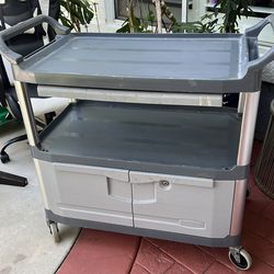 Rubbermaid xtra service cart with 3 shelves