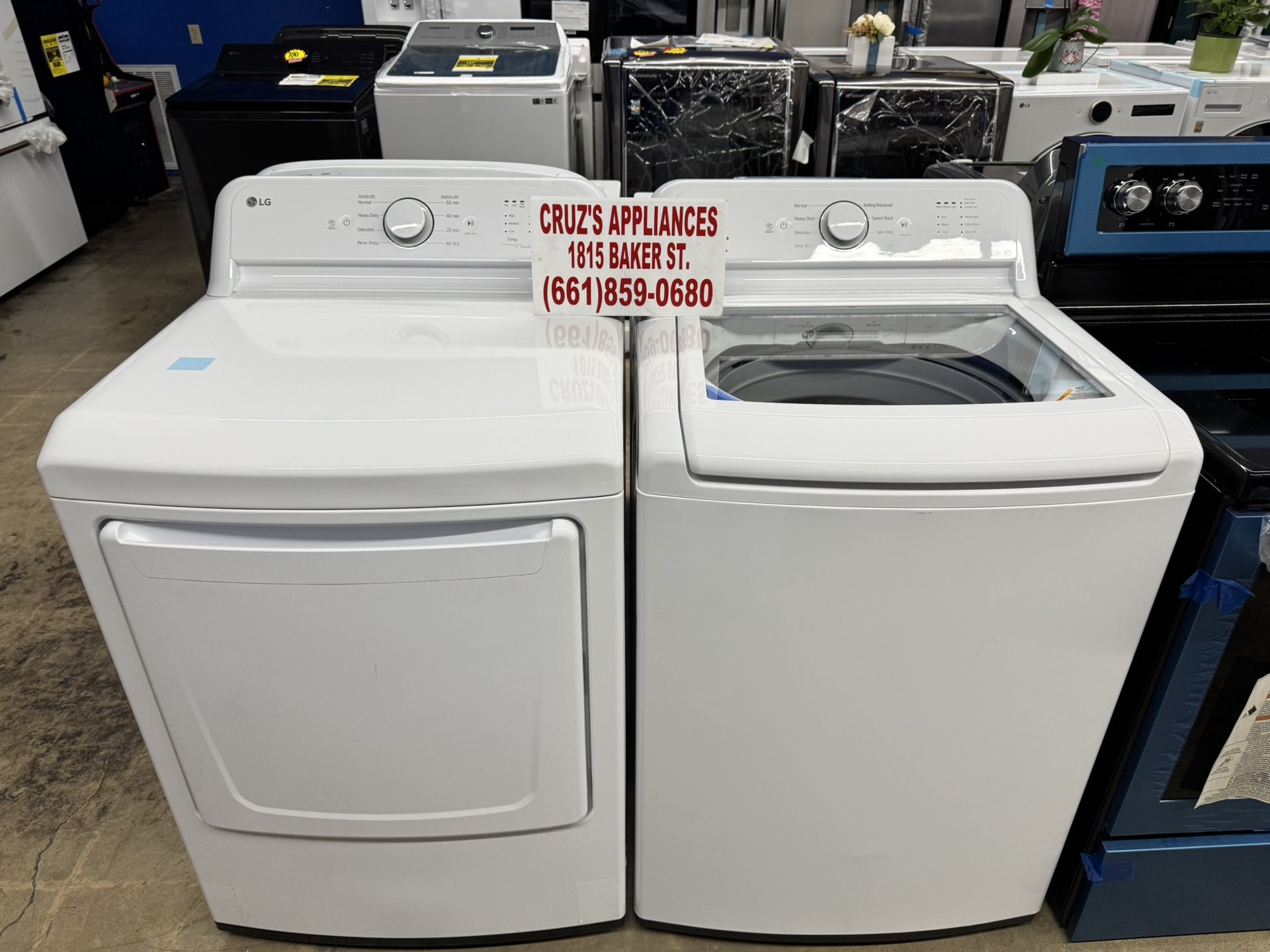 LG Agitator Medium ( 4.1-cu ft ) Top-Load Washer ( White ) & LG 7.3-cu ft Vented Gas Dryer ( White )
