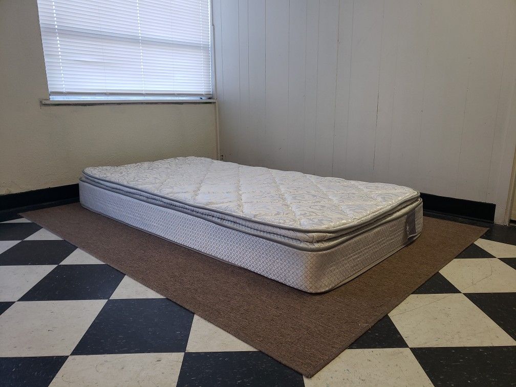 Twin size mattress - can DELIVER almost anywhere for $20 extra - gently used and in very good condition 😍