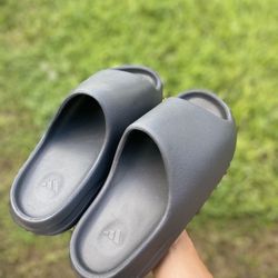 Yeezy Slide onyx Size 9.5
