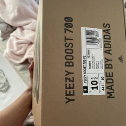 Yeezy 700 Vanta 10.5M