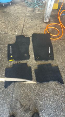 Tapetes originales para una Toyota Land Cruiser del 2024 en adelante