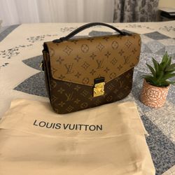 Louis Vuitton Crossbody Bag – Monogram Canvas Elegant and timeless Louis Vuitton crossbody bag crafted from classic monogram canvas. Features gold-ton
