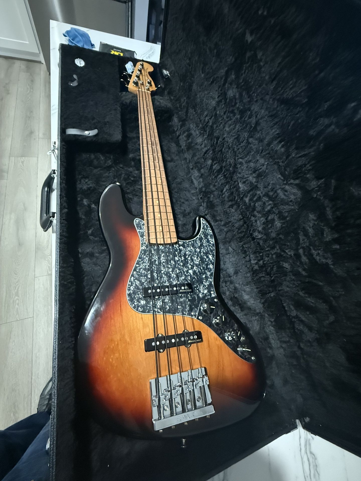 Fender Bass 5 Strings With Hard Case.
