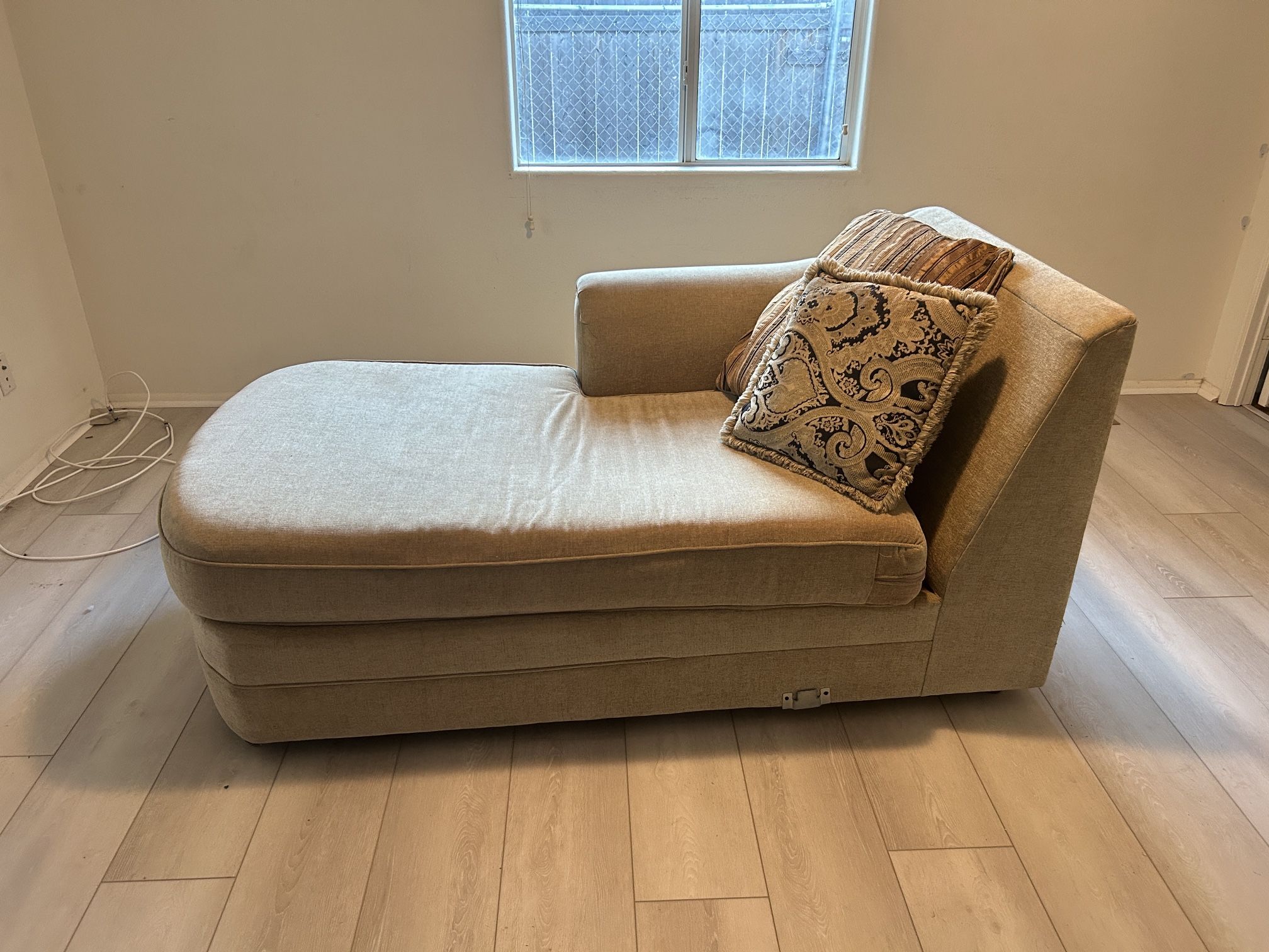 Free Couch (Wildomar)