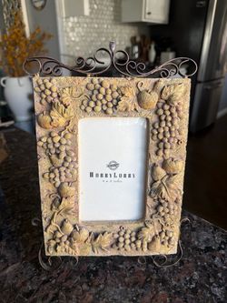 PICTURE FRAME 4” X 6” 3D GRAPE VINES AND LEAVES