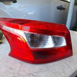 2016-2019 Nissan Sentra Left Side (Driver) Tailight