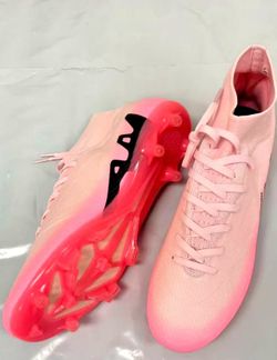 Football / Soccer Shoes – Various Colors & Sizes – $2.50 Each – Half Pallet (200–300 Pairs)