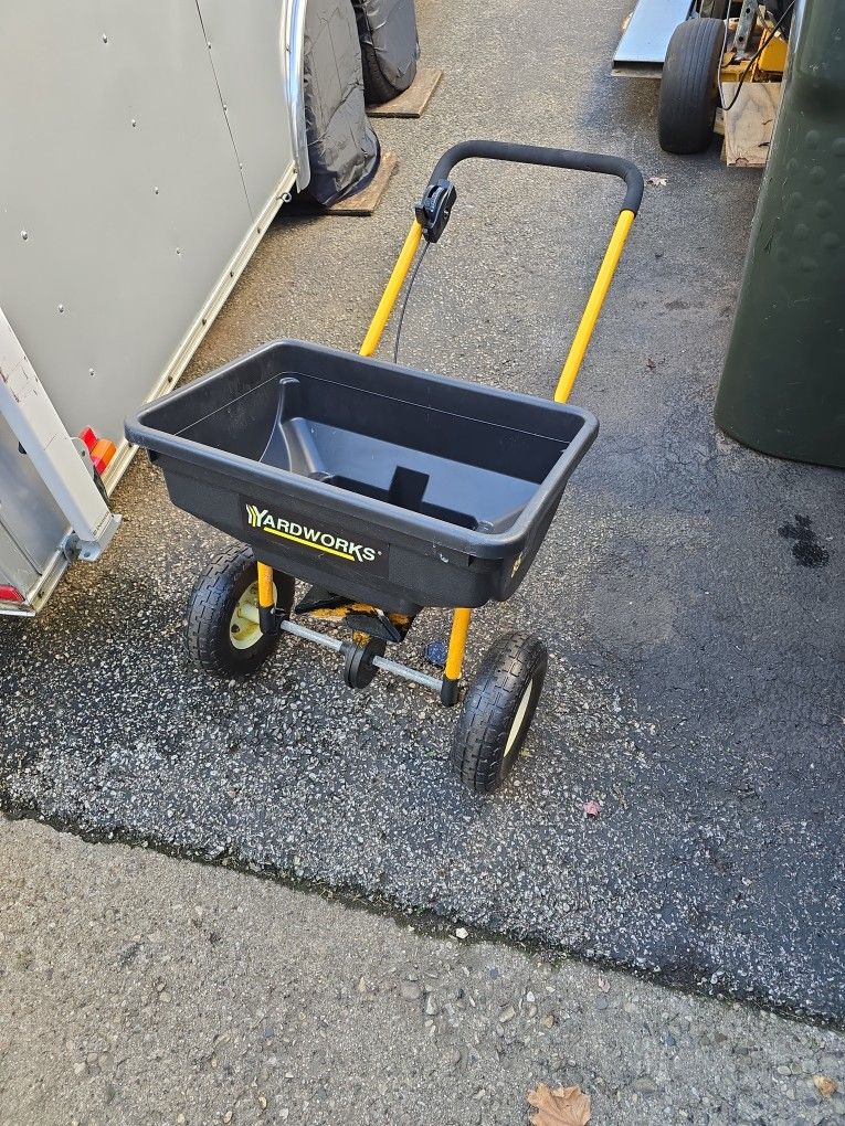 Yardworks Fertilizer Spreader