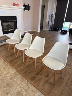 Glass round dining room table with 4 white chairs