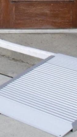 RAMP FOR HOME CURB PORTABLE FOR COMMERCIAL BUILDING BUSINESS STOREFRONT 36 Inches Wide By 39 Inches Long ALUMINUM YUP AND HOLDS 600 Pounds SALE 👍
