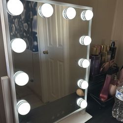 tabletop Hollywood-style vanity makeup mirror