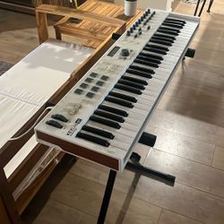 Dust Collecting Arturia Very Beautiful Keyboard 61 Keys