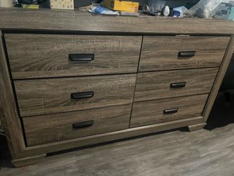 Living Spaces, six drawer dresser