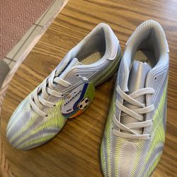 Girls/ Boys  Soccer Shoes Size 13 - Brand New 