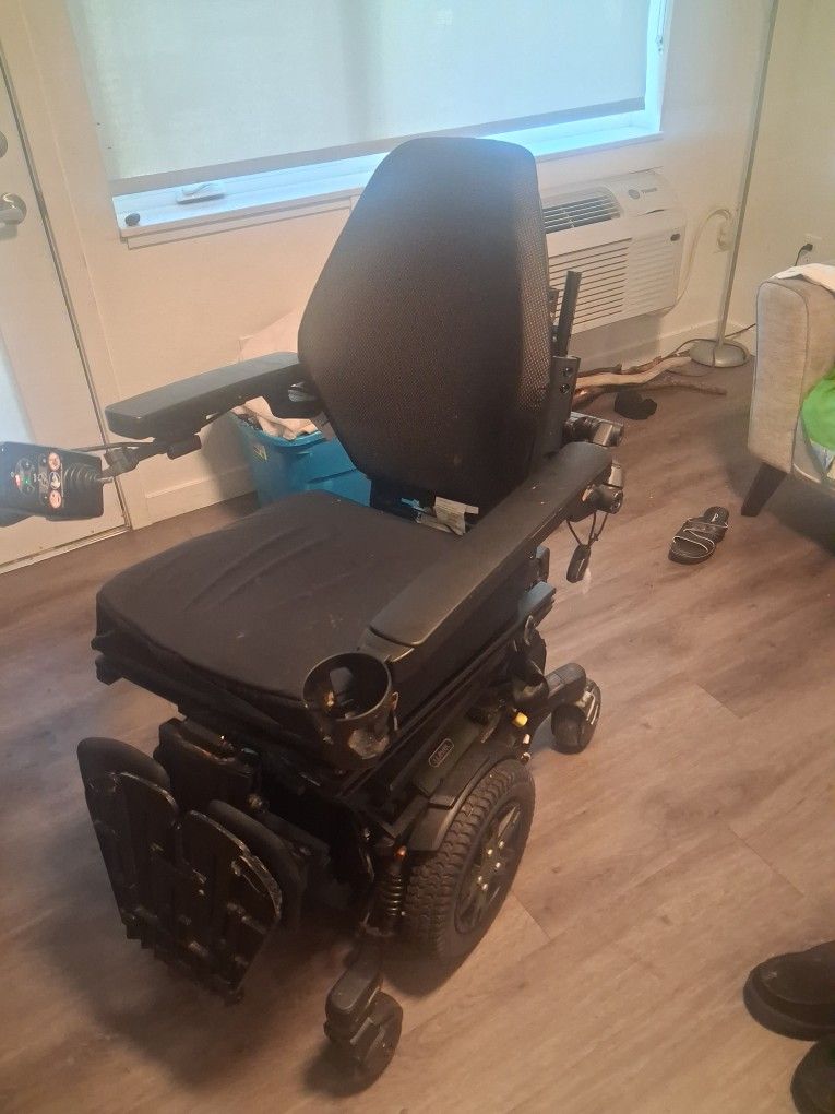 Quantum Edge 3 iLevel power wheelchair