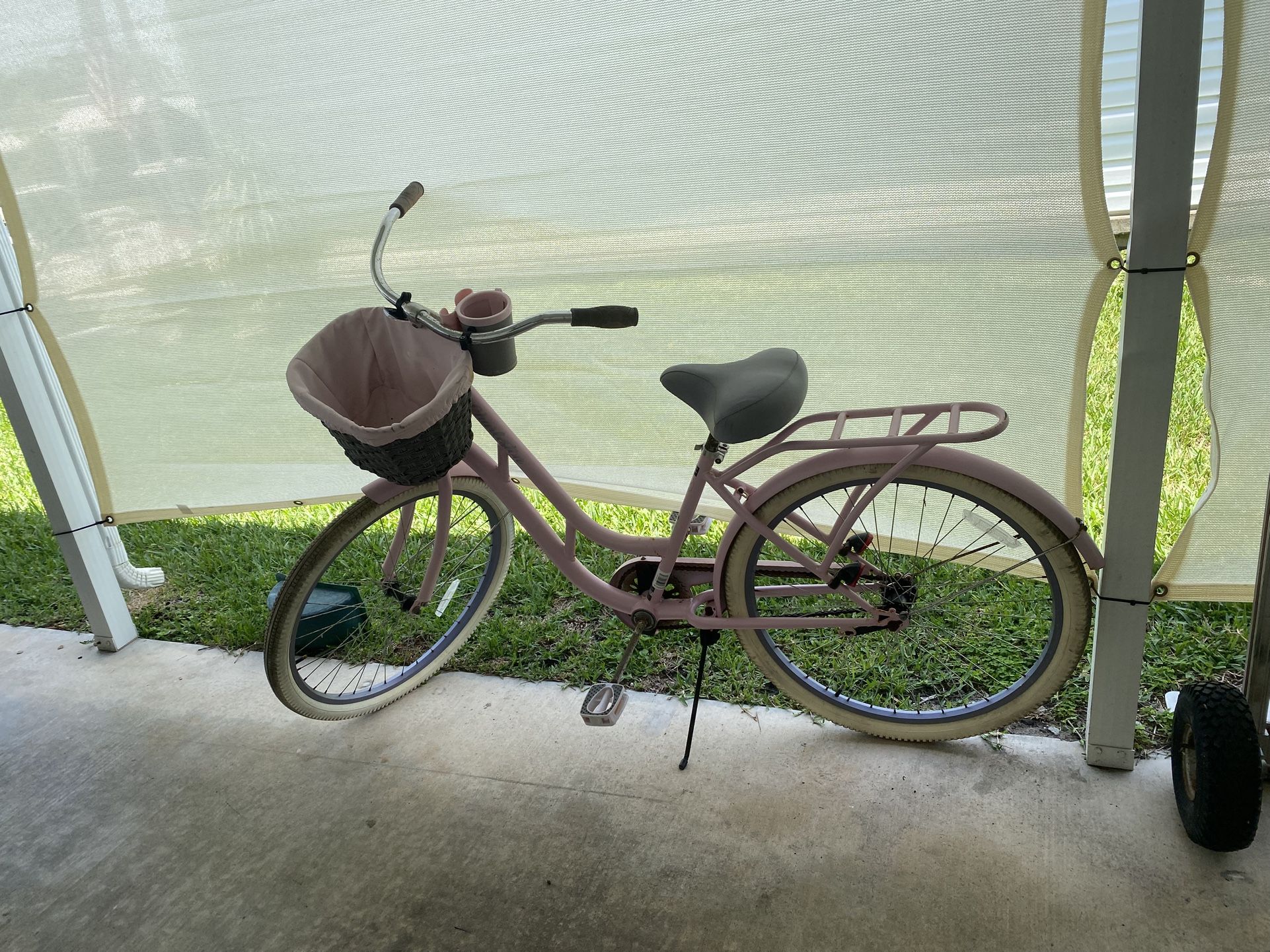 Ladies pink Huffy Bike 