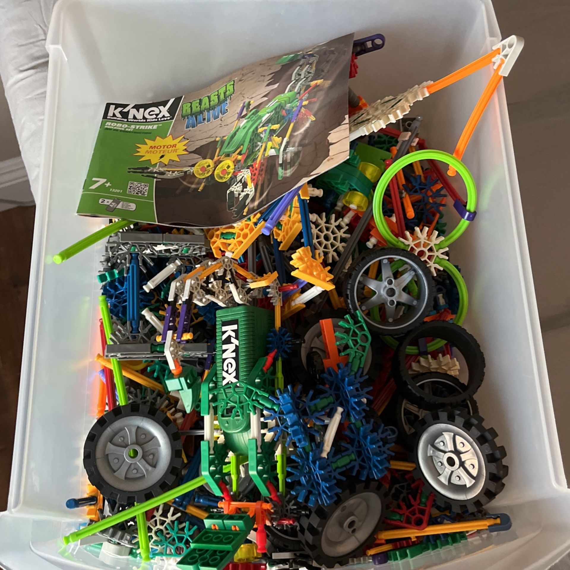 Huge lot of random Knex pieces