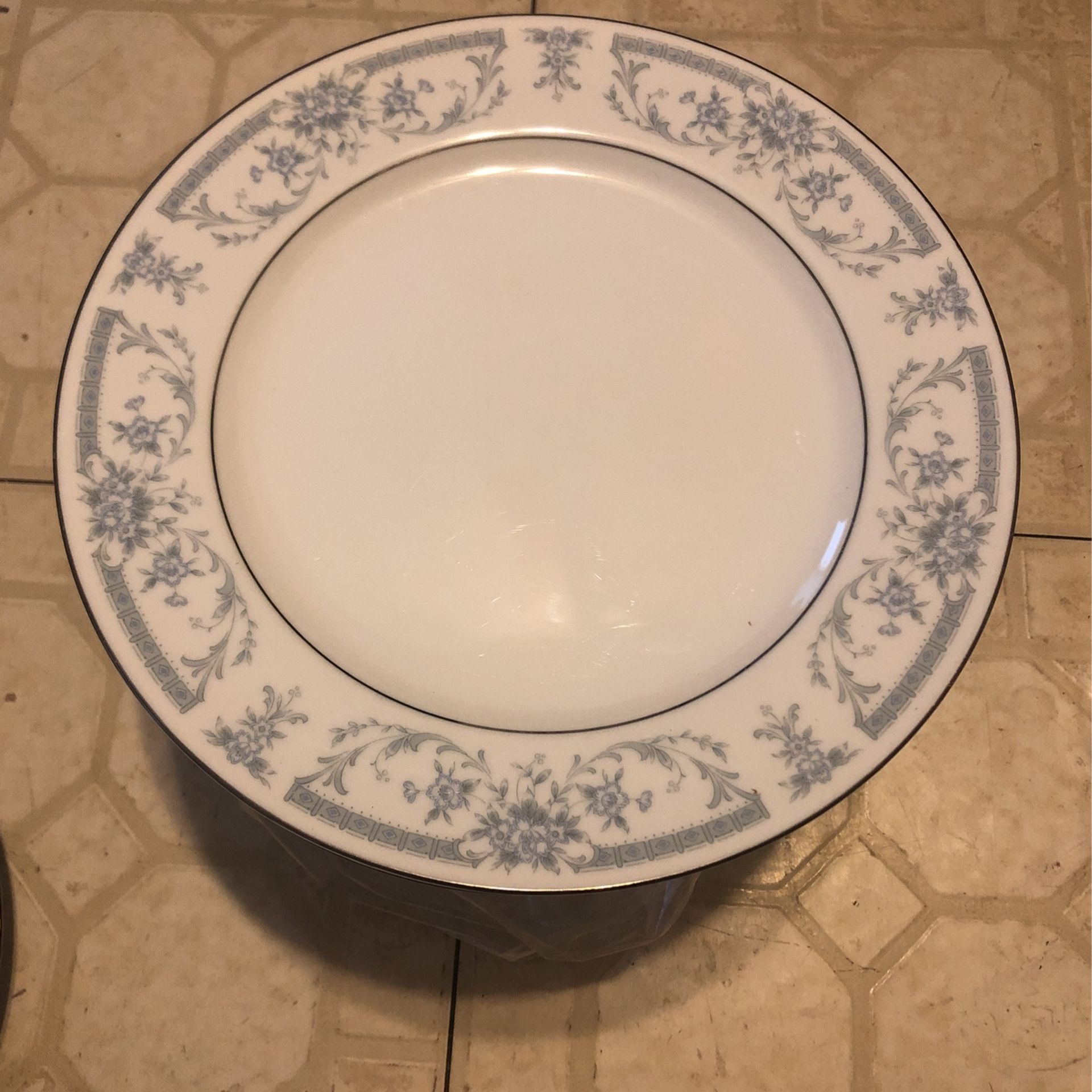 6 Vintage 1985 Sheffield Blue Whisper Porcelain China Dinner Plates , 10 3/8 in