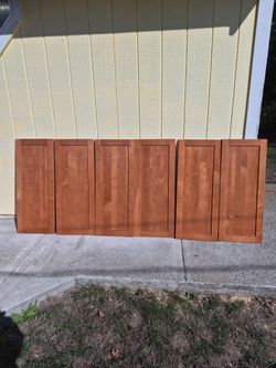 28 Cabinet Doors Only. Made in Canada. Veneer over plywood.