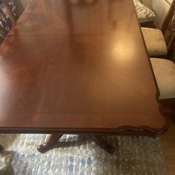 Dinig Tabel With 8 Chairs 