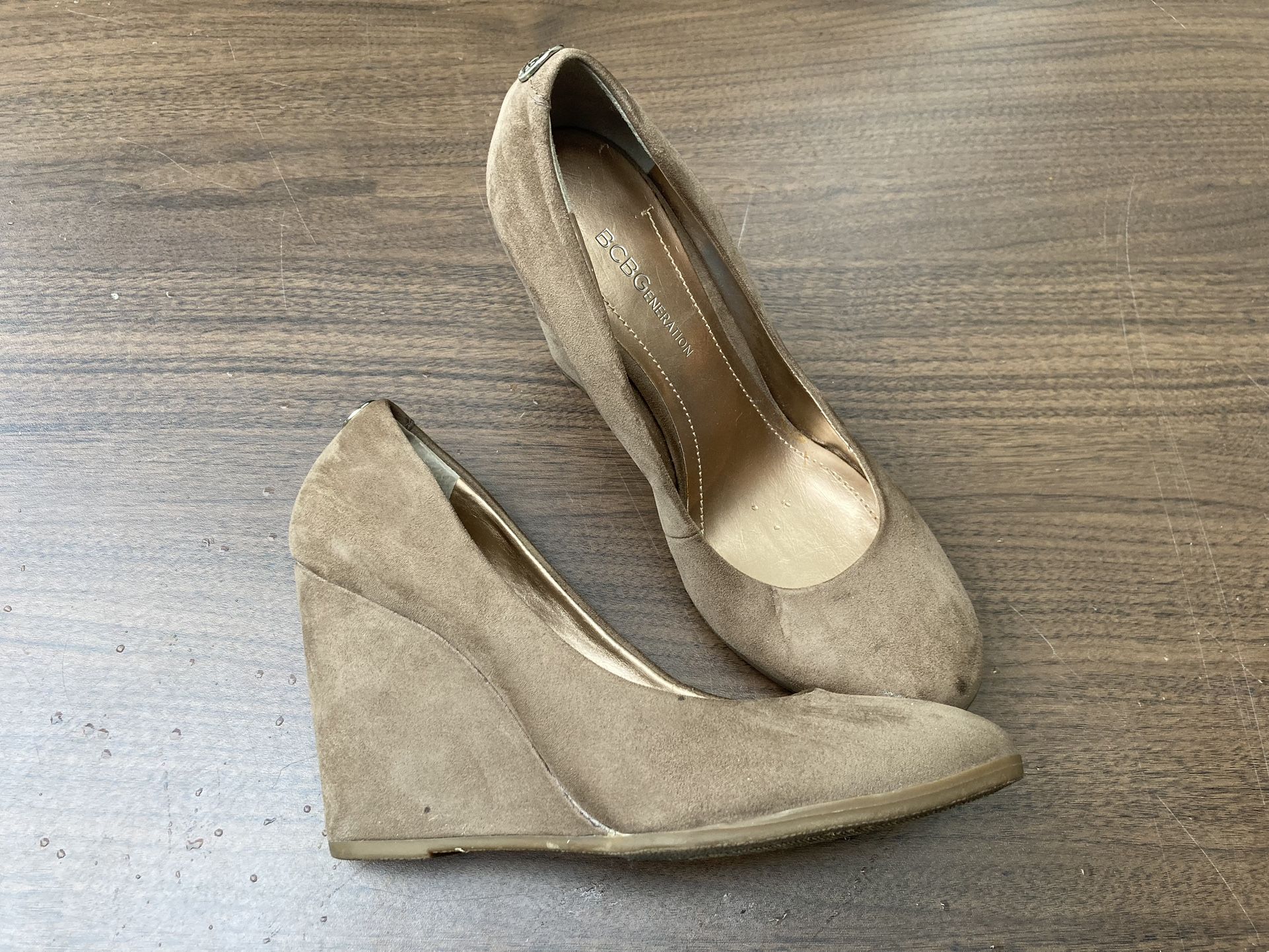 BCBG Suede Round Toe Wedges Size 8.5