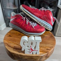 Size 10.5 Men's 
Nike LeBron James X 10
Low University Red 
579765-600 
