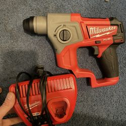  Milwaukee - M12 FUEL 12V Lithium-Ion Brushless Cordless 5/8 in. SDS-Plus Rotary Hammer Kit