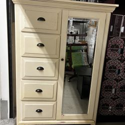 Dresser With Mirror