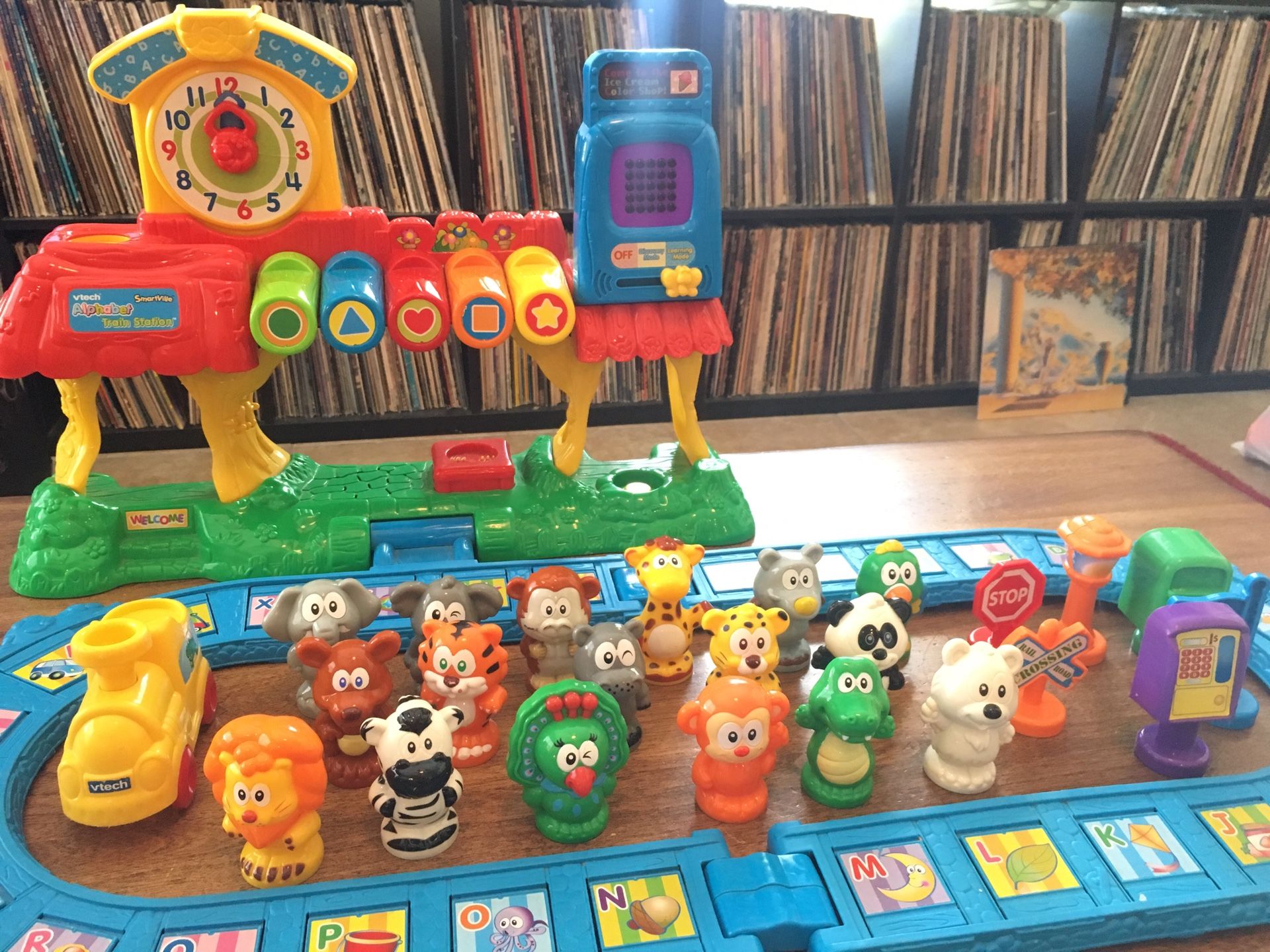 Vtech Smartville Alphabet Train Station with 24 pieces (Lights and Sounds)
