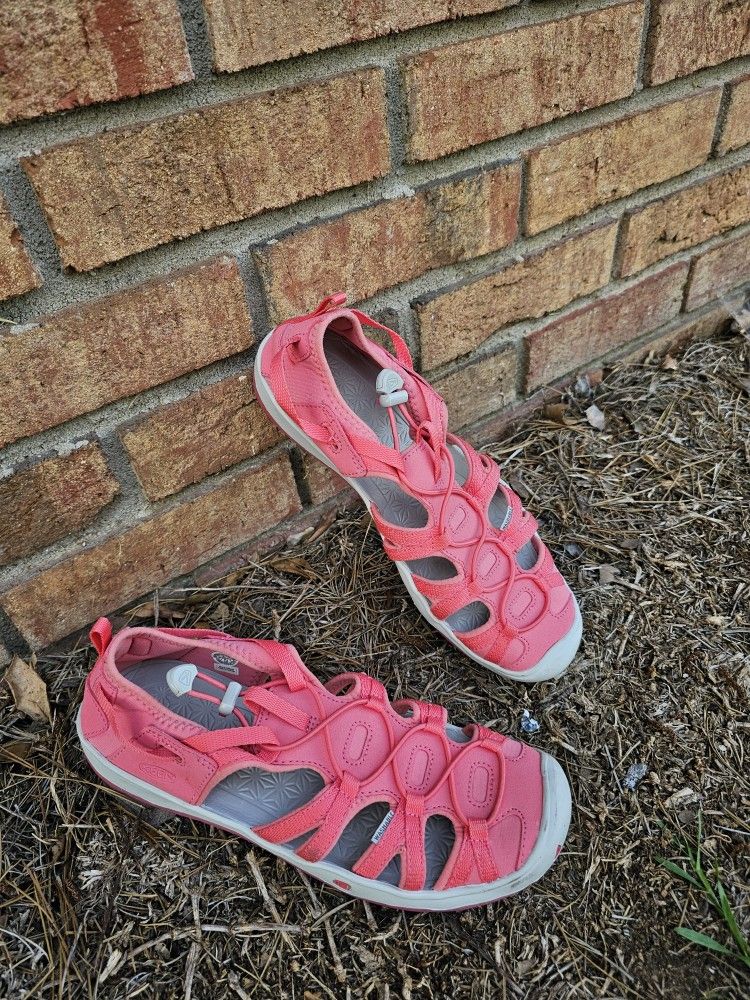 KEEN WATER HIKING SANDAL SIZE 6