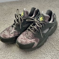 Nike Air Huarache Running Shoes Camo Green AT6156-300 Mens Size 10 Like NEW
