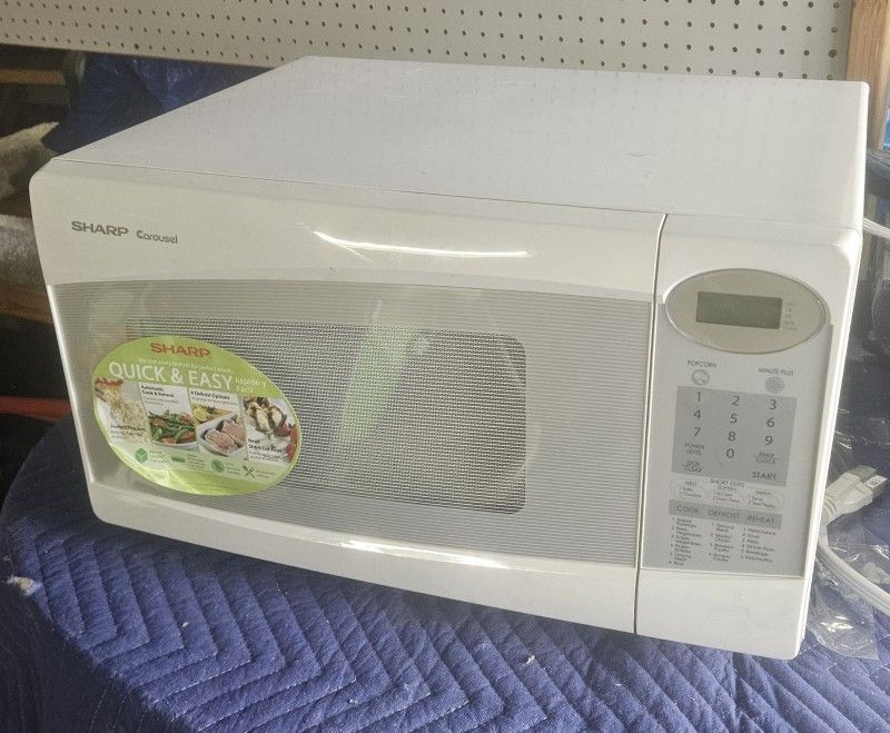 Sharp Countertop White
Digital carousel 
microwave oven in Excellent condition. 
20 1/2"W x 12 1/4"H x 17 3/8"D
1.0 cu ft. 1100 Watt
23 automatic sett